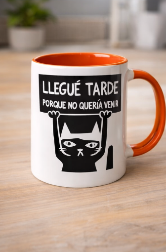 Taza ilustrada "llegue tarde"